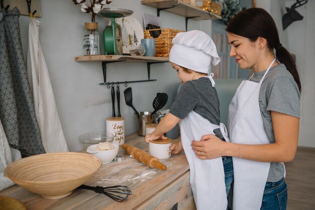 mamá y niño preparando masa para galletas navideñas