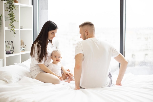 Mamá y papá cuidando a su hija durante el fin de semana en el interior