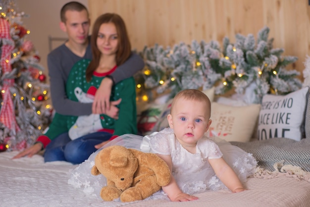 mamá, papá e hija en navidad felices juntos y bebé