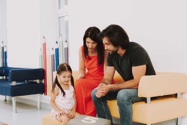 Mama Papa kleines Mädchen hat Spaß im Kinderkrankenhaus.