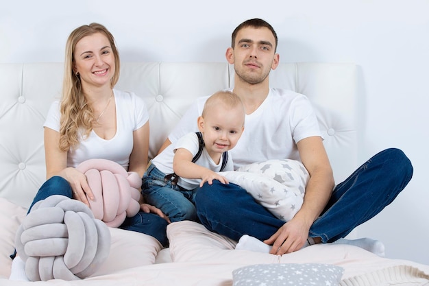 Mamá papá y su hijo pequeño están jugando en casa Familia joven con un niño