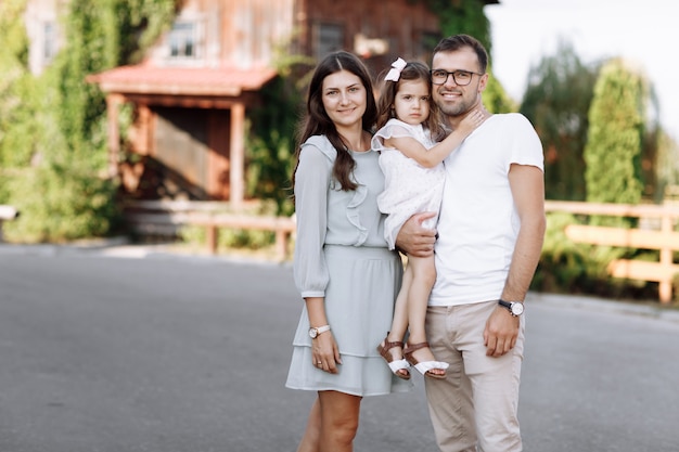 Mama, Papa umarmen Tochter genießen es, im Freien zu gehen und die Natur zu betrachten.