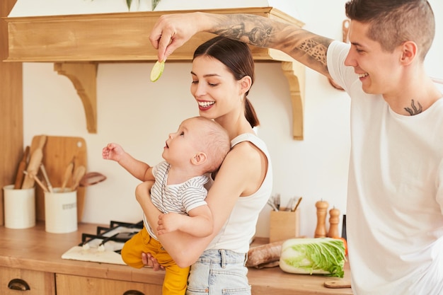 Foto mama, papa und sohn kochen in der küche