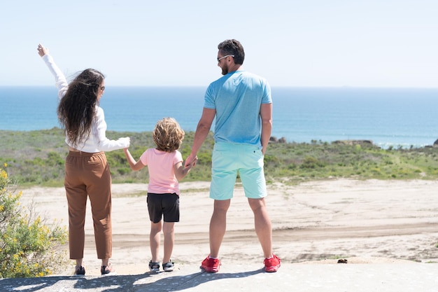 Mama Papa und Sohn lieben es, zusammen zu entspannen. Lebensversicherung. Nächstenliebe und Leistung. Rückansicht. Vater Mutter und Kind im Sommer. freundliche Familie. Familienreise Urlaub. glückliche eltern mit kinderjungen.