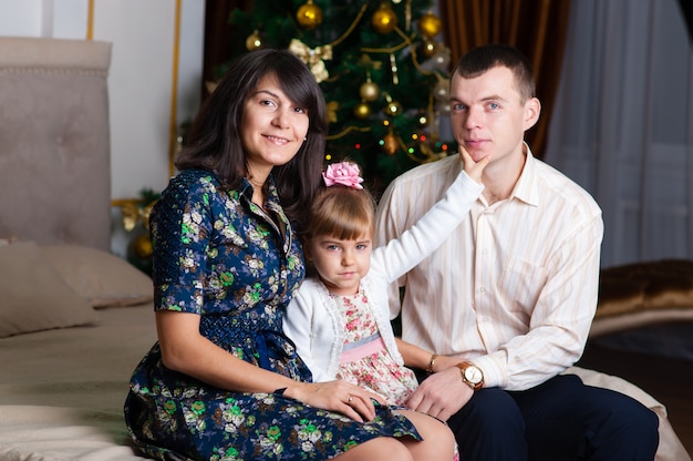 Mama, Papa und Tochter im neuen Jahr.