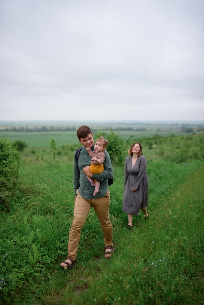 Mama, Papa und Tochter. Vater hält seine Tochter in den Armen.