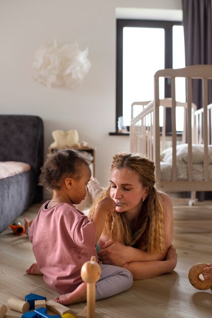 Mamá pasando tiempo con su bebé negro.