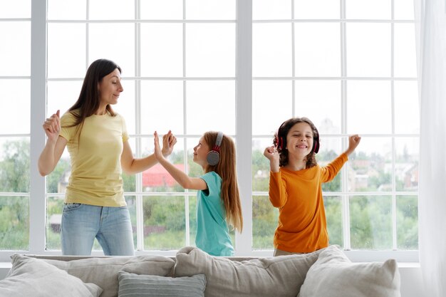 Mamá pasando tiempo con sus hijos.