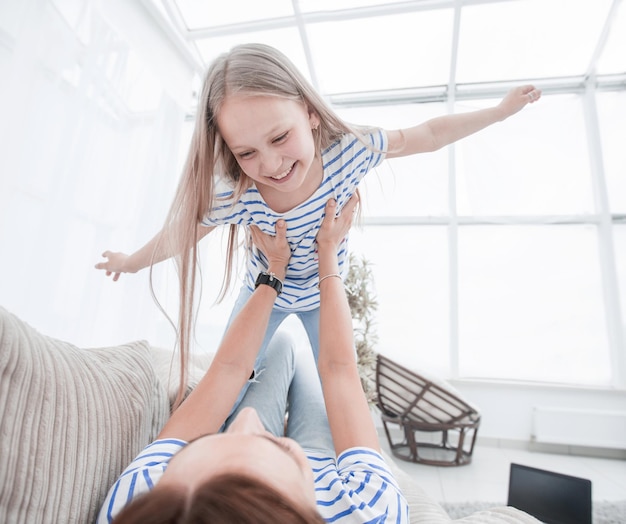 Mama spielt mit ihrer Tochter