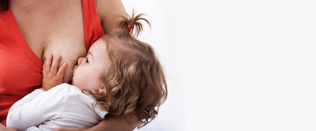 Mama stillt das Baby. Speicherplatz kopieren. Banner