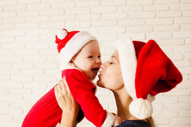 Mamá y su bebé pasan la navidad juntos en casa