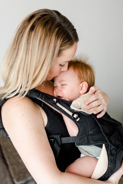 Mamá con su bebé en un portador