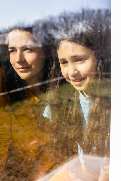 Foto mamá y su hija admiran el hermoso día interior