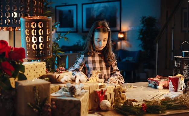 Mamá y su hija preparando regalos para Navidad