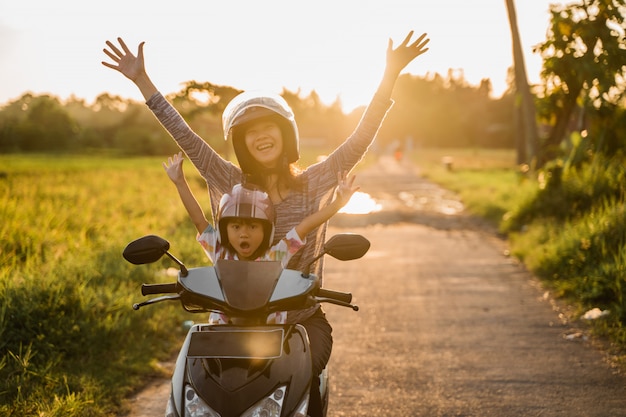 Mamá y su hijo disfrutan andar en moto