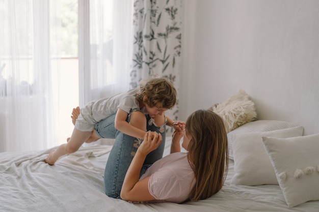 Mamá y su hijo juegan en casa.