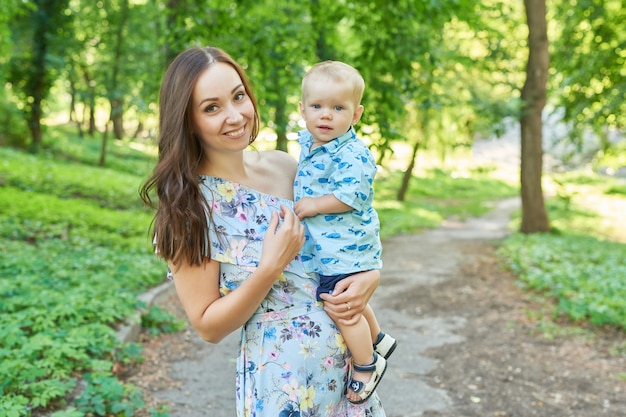 mamá con su hijo en el parque