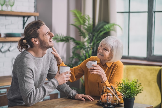 Mamá y su hijo tomando café juntos