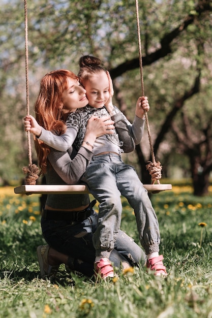 Mamá y su pequeña hija pasan su tiempo libre juntas