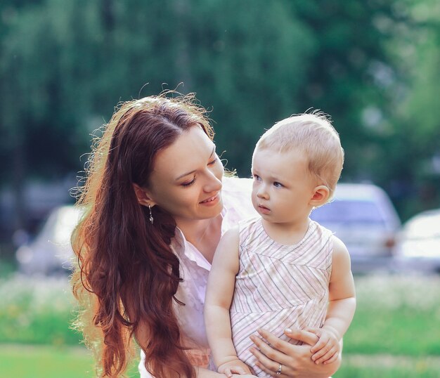 Mamá con su pequeña hija en un paseo en un día de verano