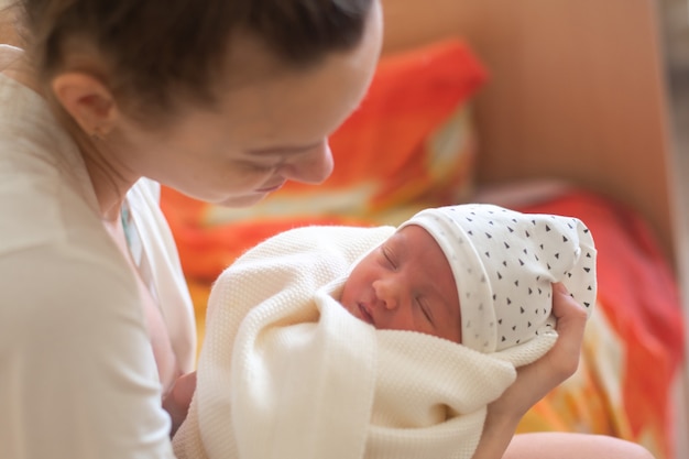 Mamá y su pequeña niña recién nacida