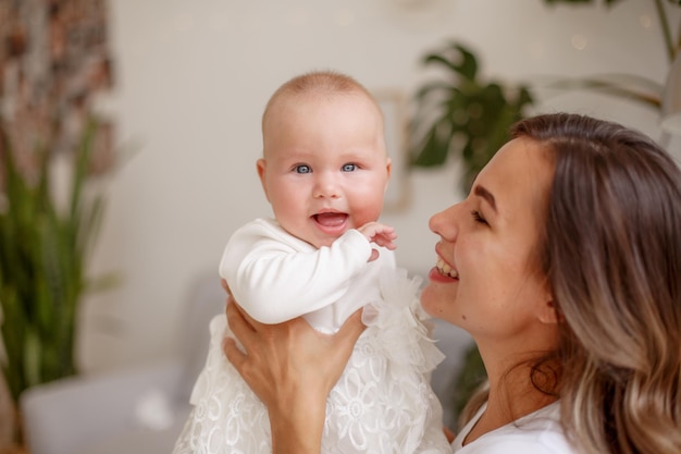 Mamá tiene al bebé en casa