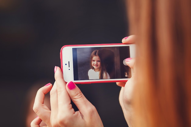 Mamá tomando una foto a su hija