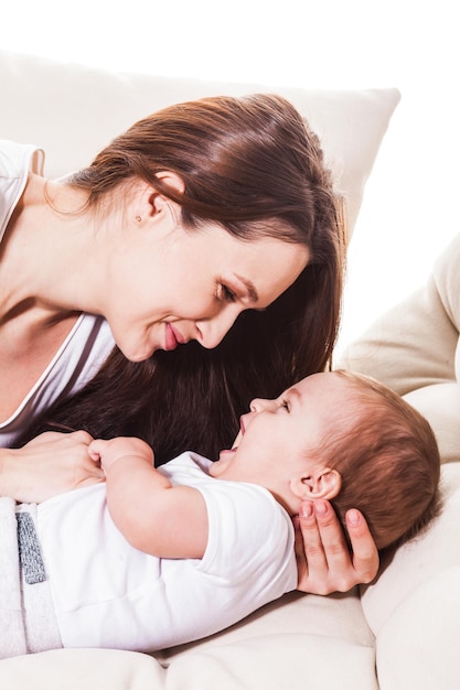 Mama und Baby haben Freude daran, Zeit miteinander zu verbringen