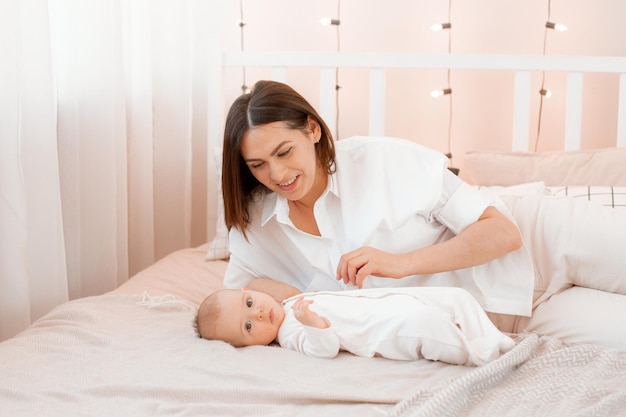 Mama und Baby liegen auf dem Bett im Schlafzimmer