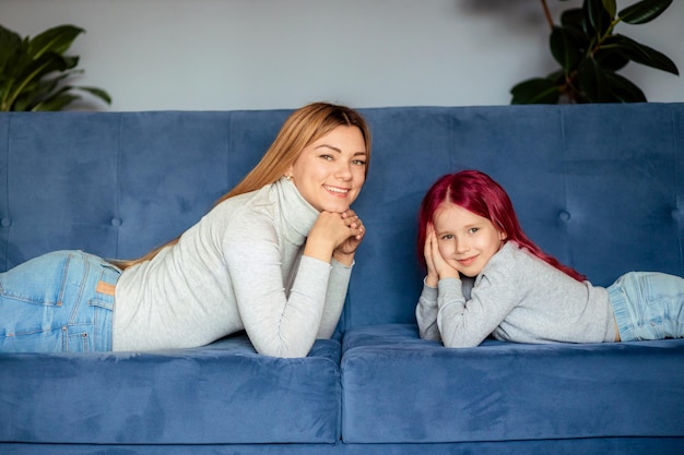 Foto mama und ihre tochter spielen zu hause familienurlaub und zweisamkeit