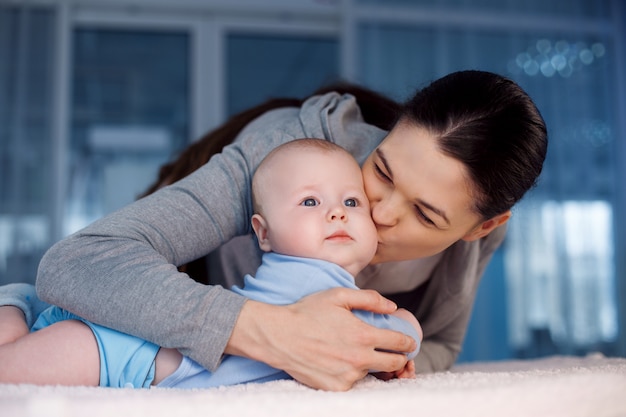 Mama und kleines Baby