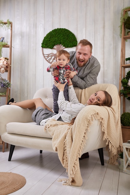 Foto mama und papa mit baby