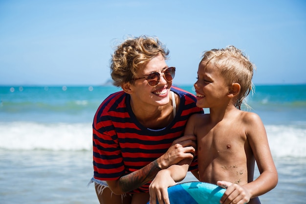 Mama und Sohn am Meer