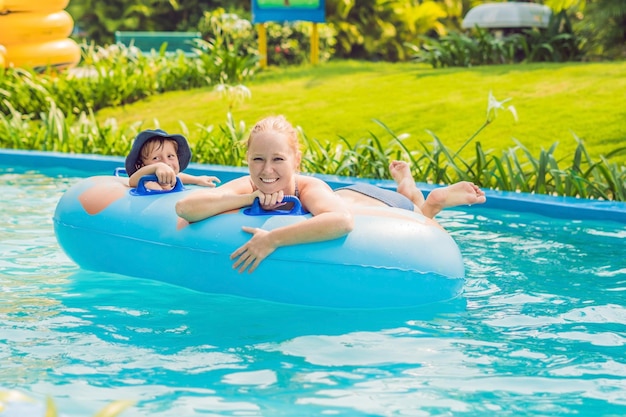 Mama und Sohn haben Spaß im Wasserpark.