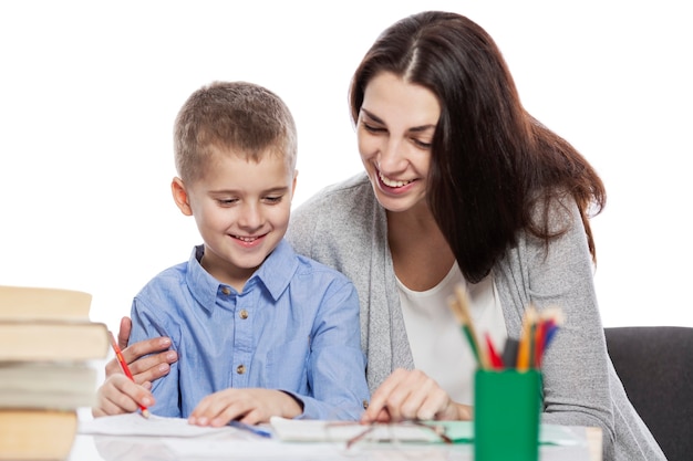 Mama und Sohn machen ihre Hausaufgaben.