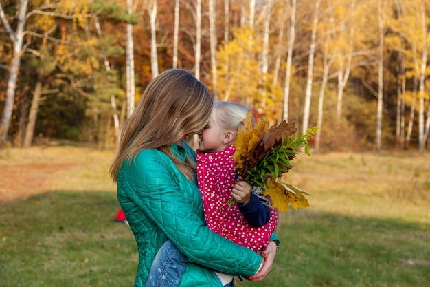 Mama und Tochter im Herbstwald