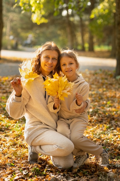 Mama und Tochter im Park im Herbst