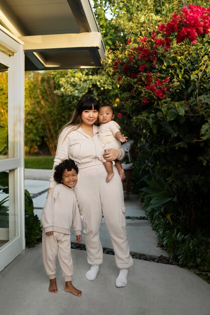 Foto mama verbringt zeit mit kindern