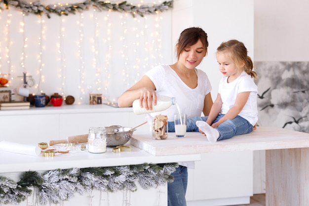 Mamá vertiendo leche para su hija