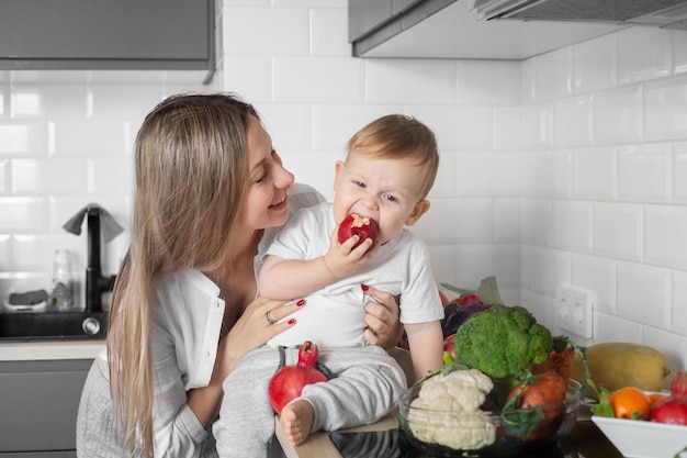 Mamá viendo hijo comer manzana