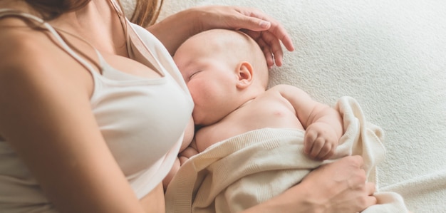 Foto mamãe amamentando seu bebê