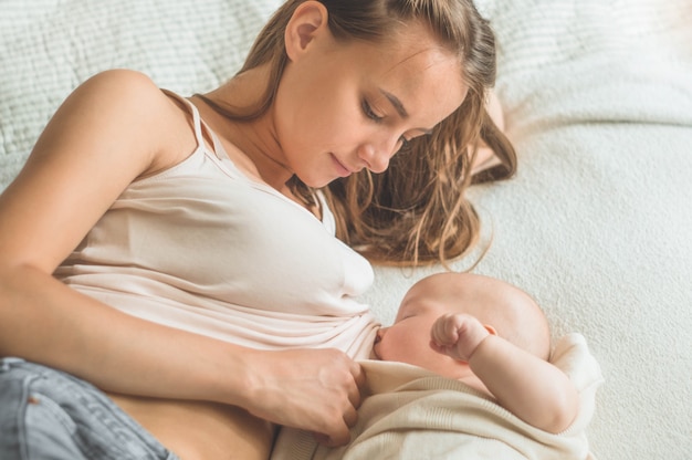 Mamãe amamentando seu bebê