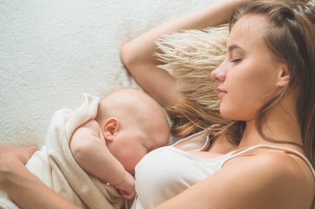 Mamãe amamentando seu bebê