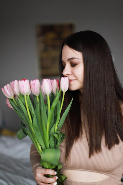 Mamãe cheira um buquê de tulipas