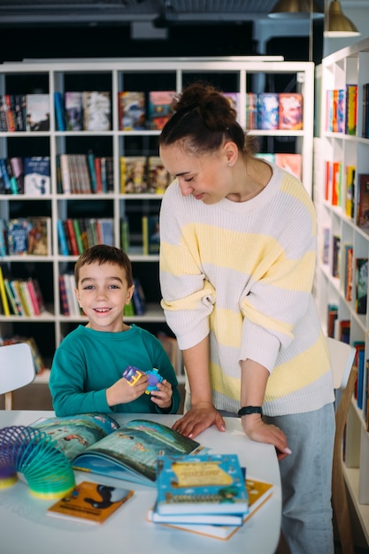 Mamãe dá ao filho seu primeiro relógio aprendendo a determinar a hora pelo relógio