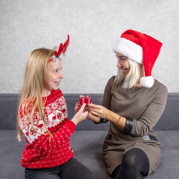 Foto mamãe dá um presente de natal para a filha