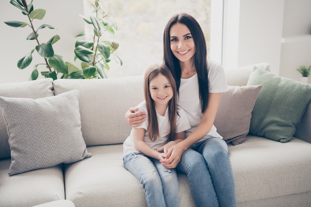 Mamãe e filho se abraçam dentro de casa