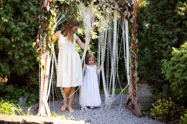 Mamãe é minha melhor amiga para sempre. mãe e filha no jardim