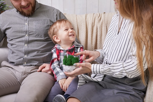 Mamãe e papai com um bebê