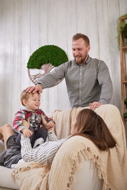 Mamãe e papai com um bebê